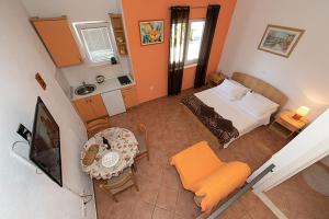 Studio apartment in Tucepi with air conditioning, WiFi, washing machine 202-1