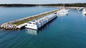 The Sea Lodges Novigrad - Bootshaus Floating Sea House 