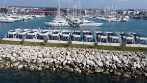 The Sea Lodges Novigrad - Bootshaus Floating Sea House 