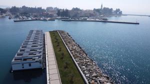 The Sea Lodges Novigrad - Bootshaus Floating Sea House 