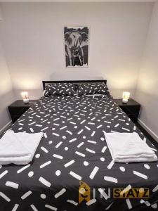Black & White Delight - 2bd 2bth Apt - Braddon