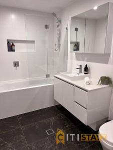 Black & White Delight - 2bd 2bth Apt - Braddon