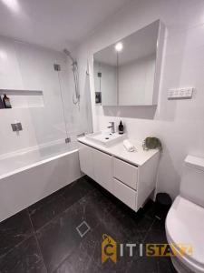 Black & White Delight - 2bd 2bth Apt - Braddon