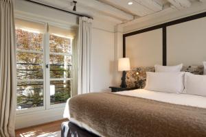 Junior Suite room in Le Pavillon de la Reine & Spa