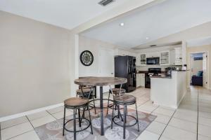 Inviting beach house - walk to beach, shopping & dining