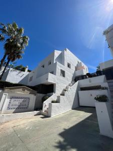 Impeccable large apartment with immense terrace and private garden overlooking the mountain, featuring 2 bedrooms and sleeping up to 4 guests located 100 meters from Plaza Maestranza