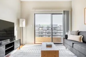 N Hollywood 2BR w Gym Pool nr TJ Shops LAX-591 - 北好莱坞