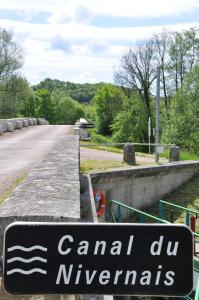 Chalets Gites LE CHAMP RADIS 4 Vakantiehuisjes au bord du Canal de Nivernais : photos des chambres