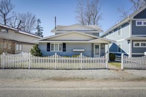 Lakefront Michigan Cottage - Deck, Grill and Kayaks!