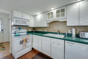 Lakefront Michigan Cottage - Deck, Grill and Kayaks!