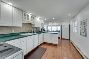 Lakefront Michigan Cottage - Deck, Grill and Kayaks!