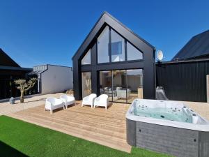 Maisons de vacances LES PORTSALLAISES piscine ou spa a 300m de la plage : photos des chambres