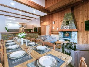 Duplex montagnard rustique avec cheminée, au vieux village de Val-dIsère, au pied des pistes - FR-1-694-71