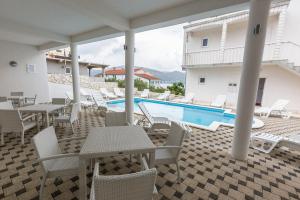 Apartment in Okrug Donji with sea view, balcony, air conditioning, WiFi 5166-5