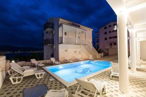 Apartment in Okrug Donji with sea view, balcony, air conditioning, WiFi 5166-5