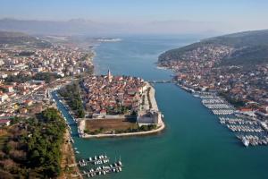 Apartment in Okrug Donji with sea view, balcony, air conditioning, WiFi 5166-1