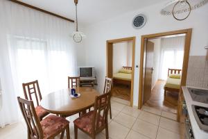 Apartment in Okrug Donji with sea view, balcony, air conditioning, WiFi 5166-1