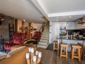 Appartement duplex haut de gamme avec cheminée au cœur de Val-dIsère, proche des pistes et commodités - FR-1-694-104