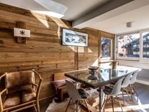 Appartement duplex haut de gamme avec cheminée au cœur de Val-dIsère, proche des pistes et commodités - FR-1-694-104