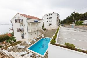 Apartment in Okrug Donji with sea view, balcony, air conditioning, WiFi 5166-2 - 3hvězdičkové hotely ve městě Okrug Donji