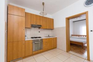 Apartment in Okrug Donji with sea view, balcony, air conditioning, WiFi 5166-3