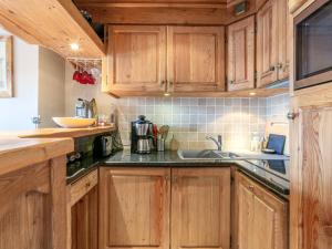 Appartement élégant avec cheminée et balcon, aux pieds des pistes et au cœur de Val-dIsère - FR-1-694-138