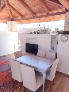 Charming house in Jezera + Balcony