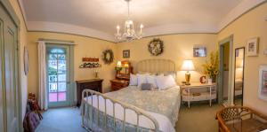 Clementines Guest House & Vacation Rentals