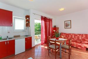 Apartment in Tucepi with terrace, air conditioning, WiFi, washing machine 202-3 