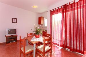 Apartment in Tucepi with terrace, air conditioning, WiFi, washing machine 202-3