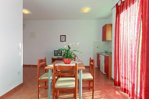 Apartment in Tucepi with terrace, air conditioning, WiFi, washing machine 202-3