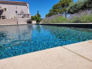 Maison avec piscine, oliviers, belle vue, au calme