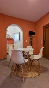 Under The Palm Tree Boutique Studios