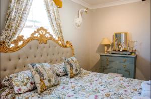 Luxury 3-Bed Super King Georgian Gem in Central Town- Family & Friends -3 Mins From Safari Park & Steam Train - Parking