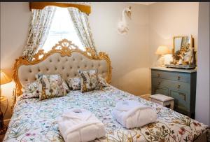 Luxury 3-Bed Super King Georgian Gem in Central Town- Family & Friends -3 Mins From Safari Park & Steam Train - Parking