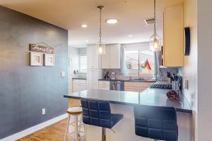 Carthage Corner Sunny home near eateries and shops with private pool, updated kitchen, patio