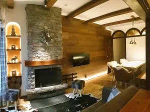 Casa Matilda - Apartamento con chimenea, vistas, rustico-elegante en el centro - Ogassa