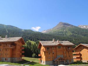 Appartement spacieux à Lanslevillard avec balcon et parking - FR-1-508-51