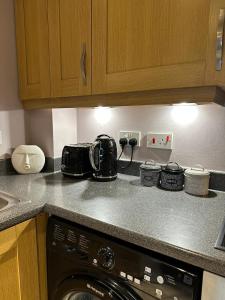 MODERN 2 BEDROOM 2 BATHROOM APARTMENT SLEEPS 4 IN WARRINGTON FOR WORK AND LEISURE WITH PRIVATE PARKING BY AMAZING SPACES RELOCATIONS Ltd
