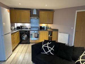 MODERN 2 BEDROOM 2 BATHROOM APARTMENT SLEEPS 4 IN WARRINGTON FOR WORK AND LEISURE WITH PRIVATE PARKING BY AMAZING SPACES RELOCATIONS Ltd