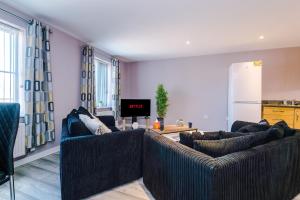 MODERN 2 BEDROOM 2 BATHROOM APARTMENT SLEEPS 4 IN WARRINGTON FOR WORK AND LEISURE WITH PRIVATE PARKING BY AMAZING SPACES RELOCATIONS Ltd