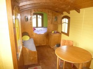 B&B / Chambres d'hotes La roulotte de Pommette et Billy : photos des chambres