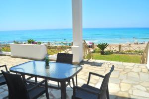 Beachfront 4-bed luxury suite - Agios Gordios Corfu Greece