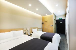 Phòng Hai Giường Đơn Loại Sang - Không Bao Gồm Đỗ Xe (Deluxe Twin Room - No Parking Included)
