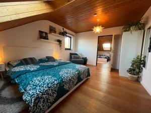 Playroom, 2 bdrooms, KRUMLOV 5 min by car, "Stones throw Apartment"