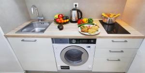 Elegance Suite - "100m from the Beach with Free Parking and Garden"