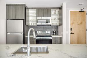 Congress Park 1BR w Gym Pool nr shops dining DEN-134