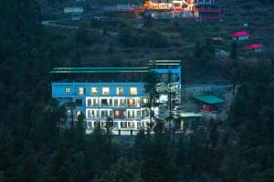 LA Riqueza Dhanolti View - Mountain View Rooms - Near to Eco Park & Surkanda Devi Temple