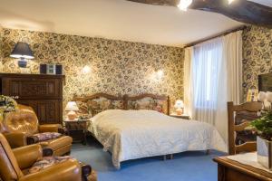 Hotels Hostellerie Sarrasine - Macon Est : Chambre Triple - Vue sur Jardin - Non remboursable