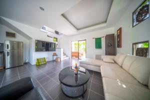 Le Corbusier Style Villa In Green Neighbourhood with Pool